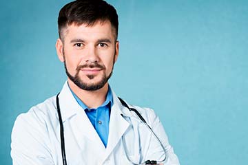 мужчина врач в белом халате
